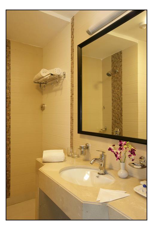 Hotel Utsav Deluxe Pune Zimmer foto